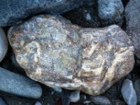 Wirre helle Strukturen in buntem Stein